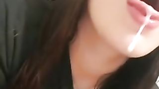 Ragazza gioca con la sborra