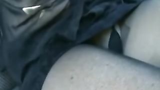 La slave Cagna in auto