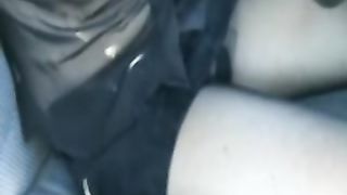 La slave Cagna in auto