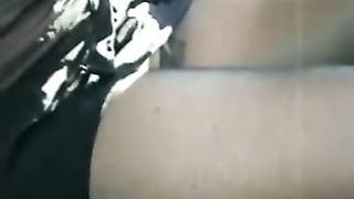 La slave Cagna in auto