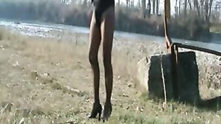 La slave Cagna si esibisce all'aperto