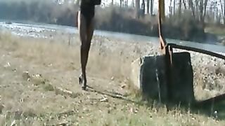 La slave Cagna si esibisce all'aperto