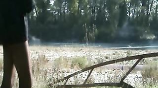 La slave Cagna si esibisce all'aperto