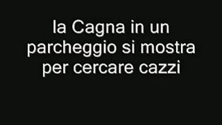 La slave Cagna in un car parking