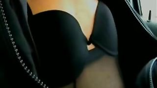 La slave Cagna in un car parking