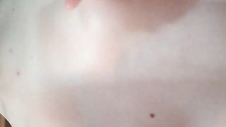 Mi accarezzo le tettine