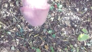 Piscio nel boschetto