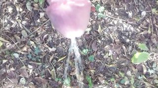 Piscio nel boschetto