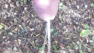 Piscio nel boschetto