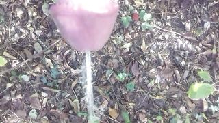 Piscio nel boschetto