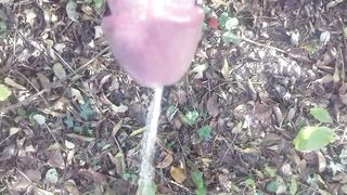 Piscio nel boschetto