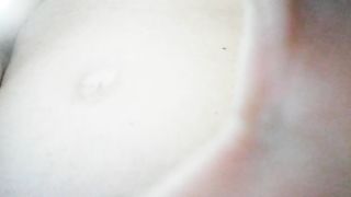 Mia moglie Giulia si strizza i capezzoli