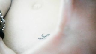 Mia moglie Giulia si strizza i capezzoli