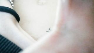 Mia moglie Giulia si strizza i capezzoli