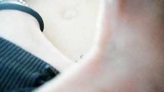 Mia moglie Giulia si strizza i capezzoli