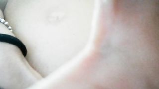 Mia moglie Giulia si strizza i capezzoli