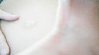 Mia moglie Giulia si strizza i capezzoli