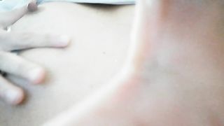 Mia moglie Giulia si strizza i capezzoli