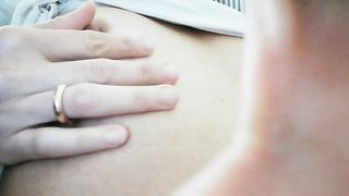 Mia moglie Giulia si strizza i capezzoli