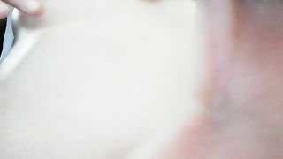 Mia moglie Giulia si strizza i capezzoli