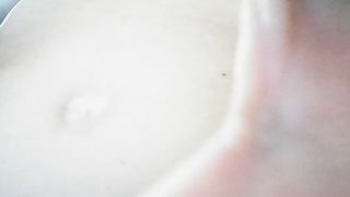 Mia moglie Giulia si strizza i capezzoli