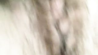 Ragazza si tocca la fregna pelosa