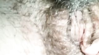 Ragazza si tocca la fregna pelosa