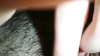 Ragazza si tocca la fregna pelosa