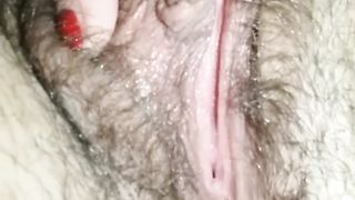 Anteprima del video: Ragazza si tocca la fregna pelosa