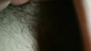 Ragazza si tocca la fregna pelosa