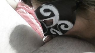 La mia troia me lo succhia lungamente. Che vacca!