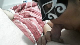 La mia troia me lo succhia lungamente. Che vacca!