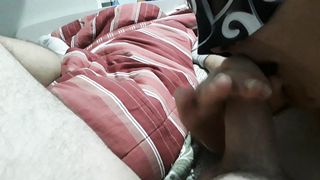 La mia troia me lo succhia lungamente. Che vacca!