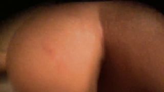 Mi diverto a letto con la mia amichetta ben dotata