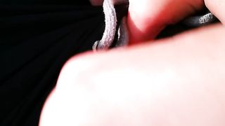 La mia ragazza mi sega in auto