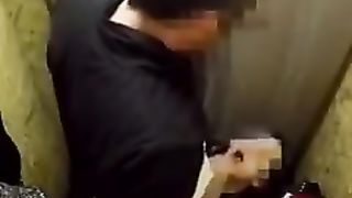 Sveltina dentro il camerino del centro commerciale