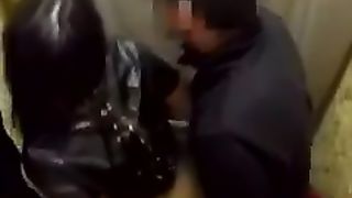 Sveltina dentro il camerino del centro commerciale