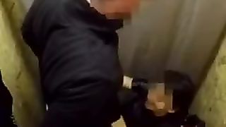 Sveltina dentro il camerino del centro commerciale