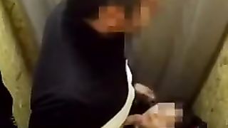 Anteprima del video: Sveltina dentro il camerino del centro commerciale