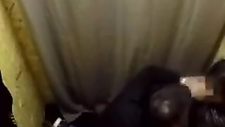 Sveltina dentro il camerino del centro commerciale