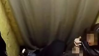 Sveltina dentro il camerino del centro commerciale