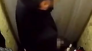 Sveltina dentro il camerino del centro commerciale