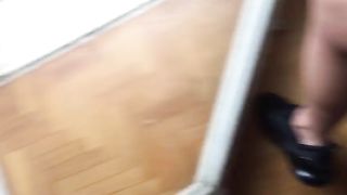 Sborrata sul vetro della finestra aperta