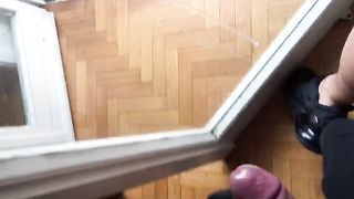 Sborrata sul vetro della finestra aperta