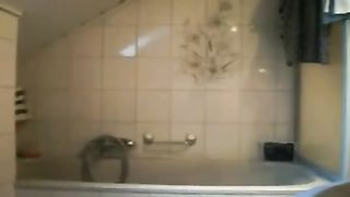 Si sgrilletta la figa in bagno