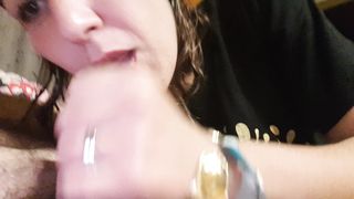 La moglie gli sega e slinguazza il cazzo