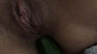 Zucchina nel culo di un’amica troia