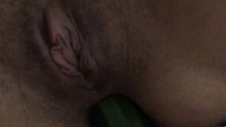 Zucchina nel culo di un’amica troia