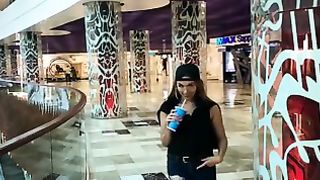 Bella biondina con gli occhiali spompina cazzo