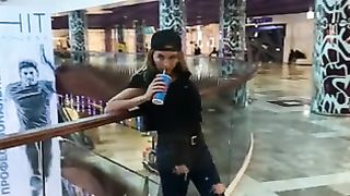 Bella biondina con gli occhiali spompina cazzo